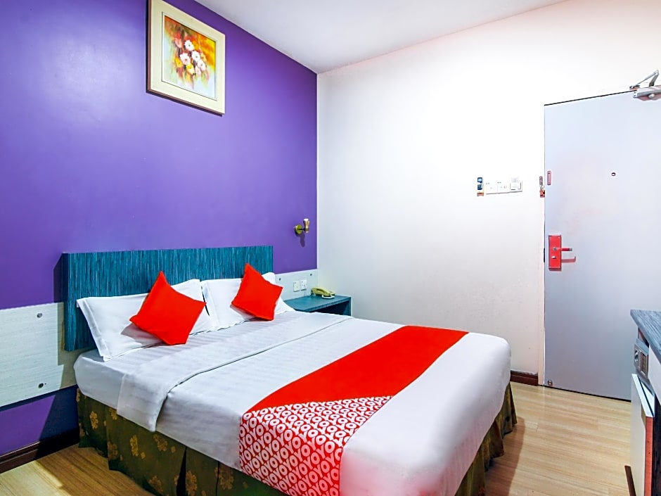 Super OYO 43930 Hotel Esplanade