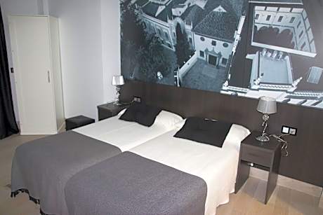 King Room with Roll-In Shower - Disability Access