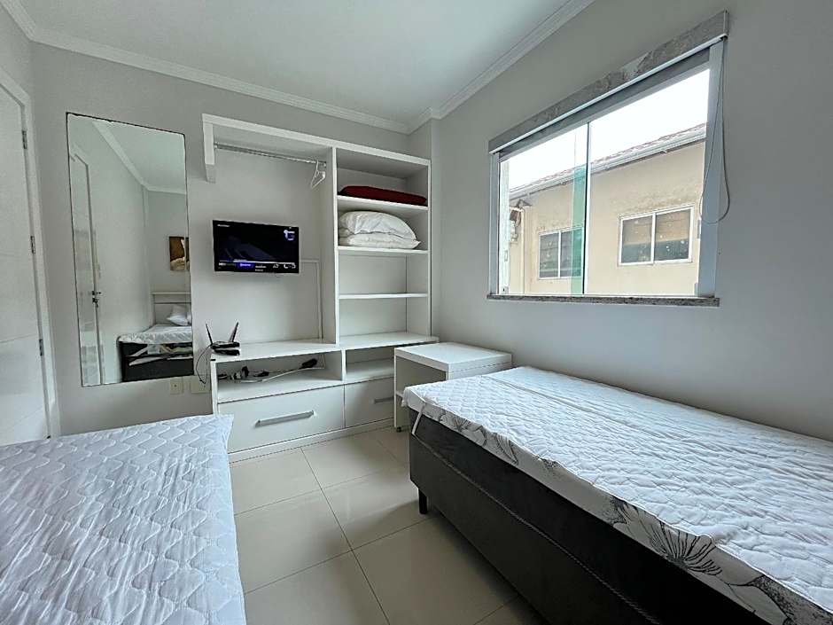 B931 Apto 3 quartos p/ 7 pessoas em Bombinhas SC