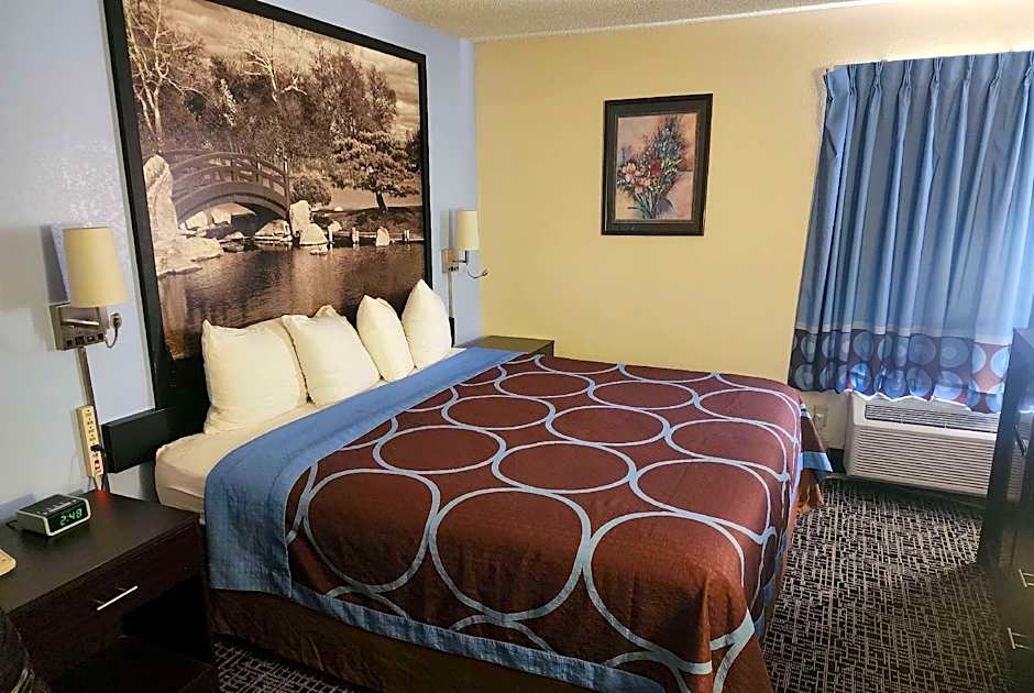 Photo 1 of 1 of 1 King Bed, Hearing/Mobility Accessible, Grab Bars, Bathtub