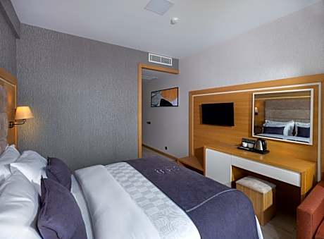 Standard Partial Sea View Room