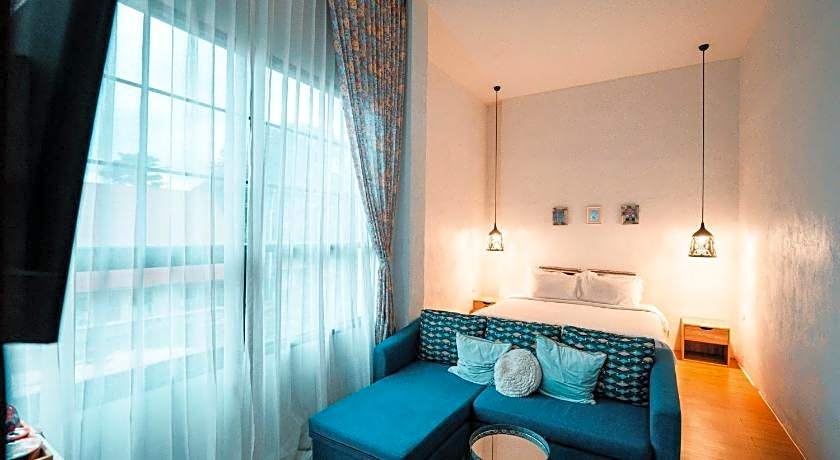 White Wall Riverfront Hotel