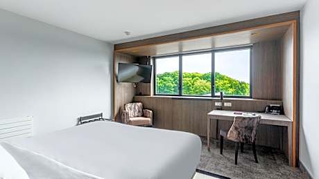 Family Connecting Room with Two Queen Beds and One Single Bed