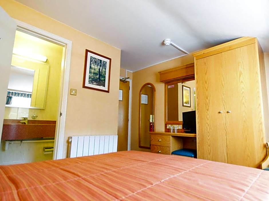 Photo 1 of 13 of Triple Room with Bathroom