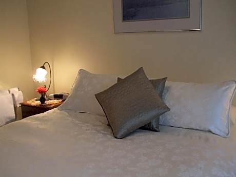 Queen Room with Private Bathroom