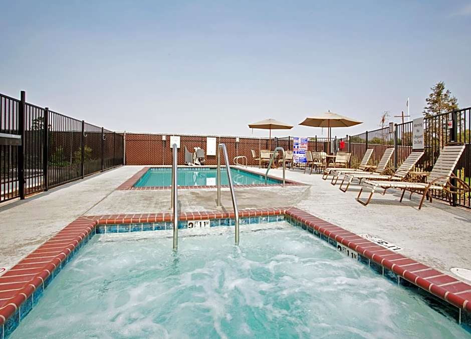 Holiday Inn Express & Suites Dinuba West
