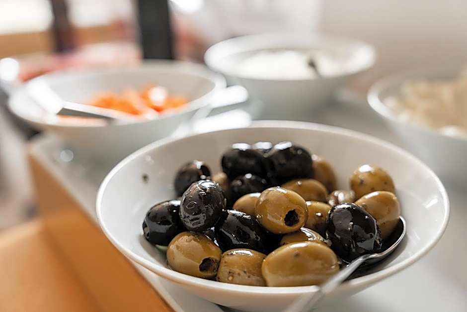 Hotel Vier Jahreszeiten an der Therme & Kliniken Bad Krozingen Nähe Freiburg & Schwarzwald Ideal für Wellness Kur & Business Ausflüge 24h Check In- WLAN & Parken gratis