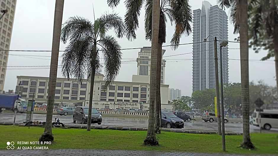 Zulanie Suite Troika Residence, SPACIOUS AND COZY WITH POOL, Free Wifi & Netflix in Golden Triangle of Kota Bharu