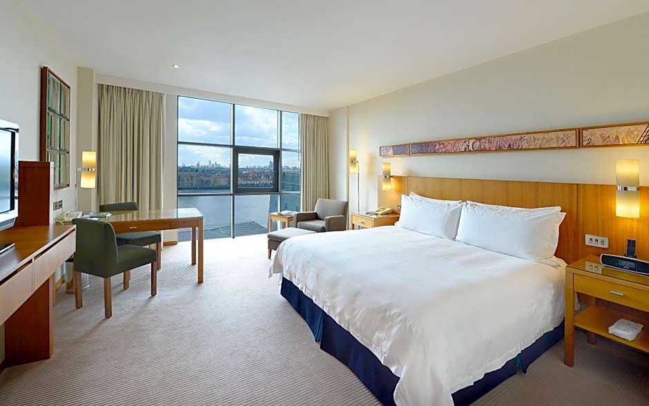 Canary Riverside Plaza Hotel