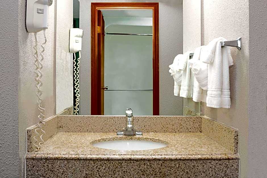 Super 8 by Wyndham Denver Stapleton