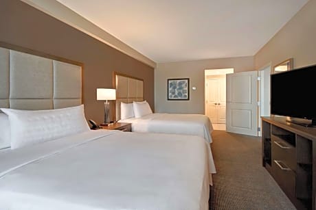 One-Bedroom Queen Suite with Two Queen Beds - Non-Smoking - Breakfast included in the price 