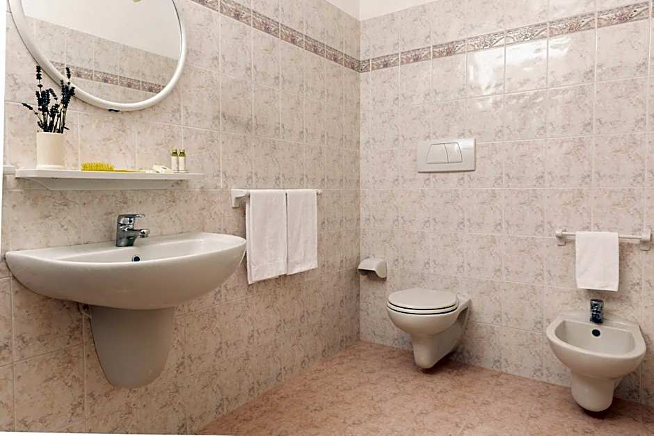 Hotel with swimming pool immersed in the typical Tuscan countryside just 5 minutes from Massa Marittima