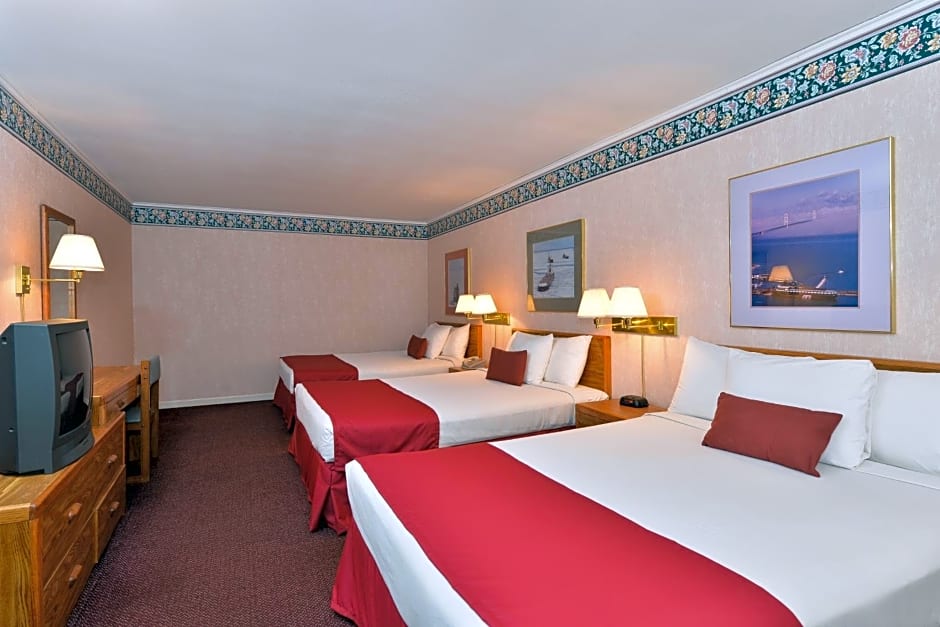 Travelodge by Wyndham Mackinaw City