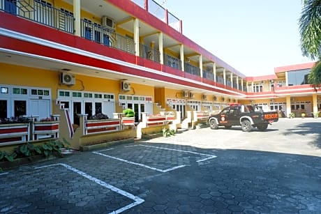 RedDoorz Plus near Stadion Wijaya Kusuma