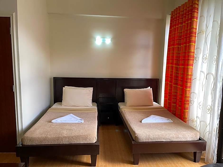 3 Pax Charming Foggy Cold Breeze, Cozy Gardenville Hotel