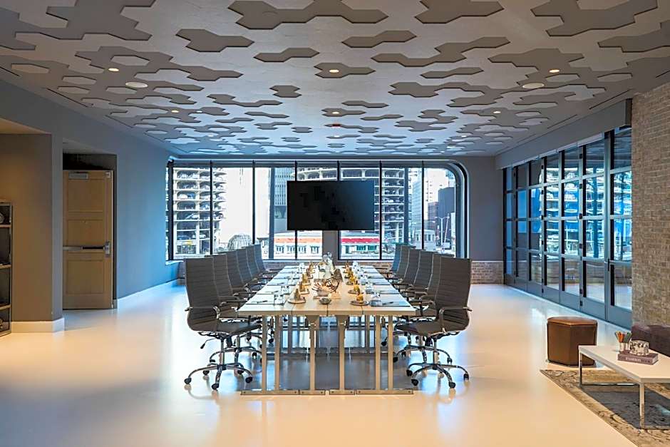 Renaissance by Marriott Chicago Downtown Hotel