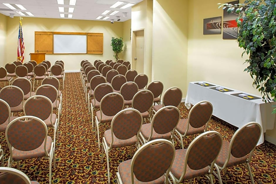 Days Inn & Suites by Wyndham Tallahassee Conf Center I-10