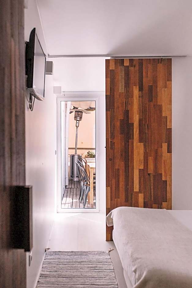 Santa Bica Eat Drink & Sleep