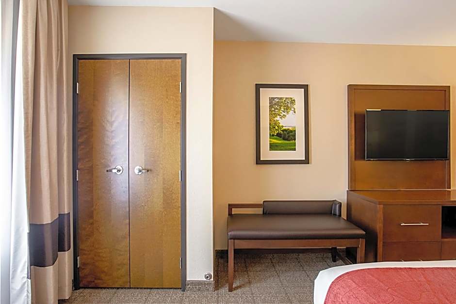 Comfort Suites Fishkill near Interstate 84