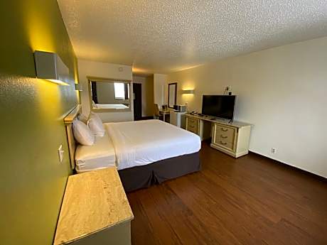 King Suite with Spa Bath - Non-Smoking