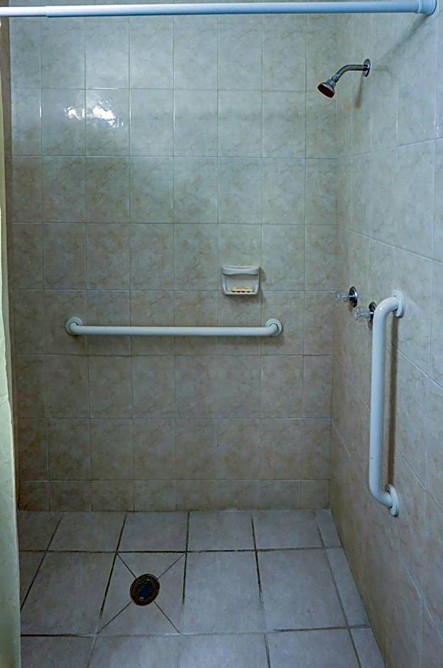 Richard's Motel Courtyard