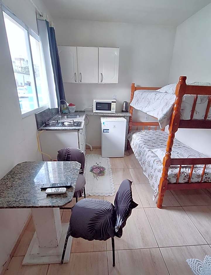 KITNET S1 em TORRES-RS - Na mais bela praia Gaúcha - Cozinha - Banheiro - Ar condicionado - TV e Wi-Fi - Estacionamento - Anfitriã Superhost no BnB