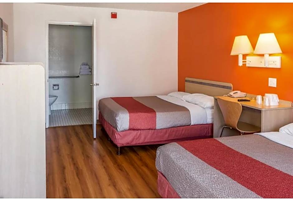 Motel 6-Bakersfield, CA - Convention Center