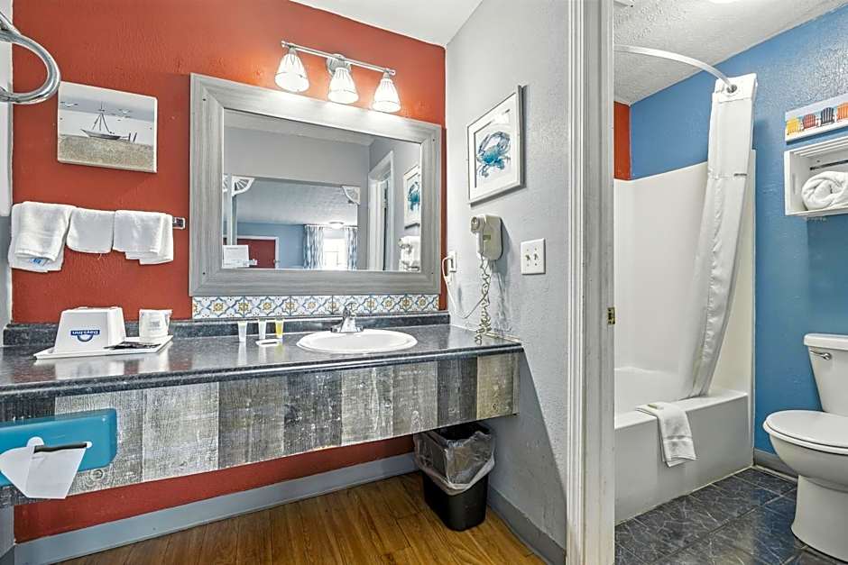 Days Inn & Suites by Wyndham Terre Haute