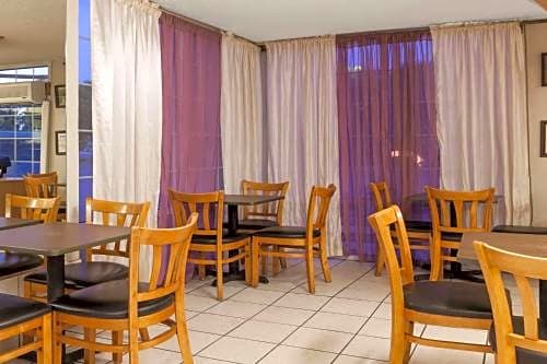 Howard Johnson by Wyndham Bakersfield