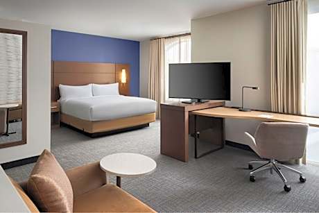 King Studio Suite with Sofa Bed and Adapted Tub - Mobility Accessible