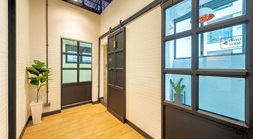 Siam Subway Hostel and Cafe