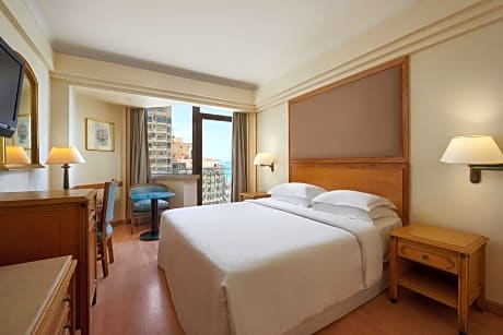 Deluxe, Guest room, 1 Queen, City view, High floor, Balcony