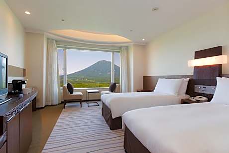 Deluxe Family Room with Mountain View