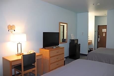 Single Room with Two Queen Beds No Pets Allowed