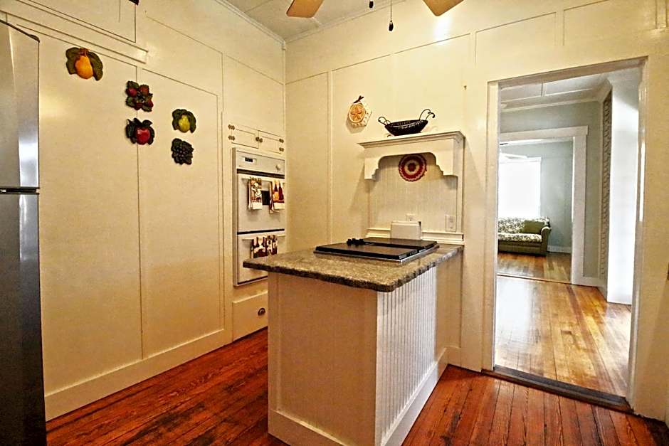 Peach Tree Inn & Suites