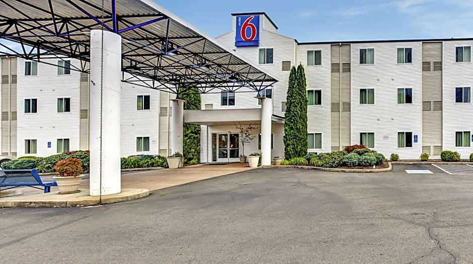 Photo 1 of 39 of Motel 6 Roseburg, OR - I-5