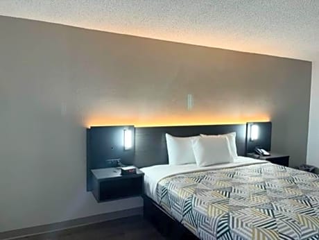 King Room with Roll-in Shower - Disability Access - Non-Smoking