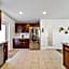 Tropical Oasis - King Beds - Free Netflix & Parking - Fast Wi-Fi