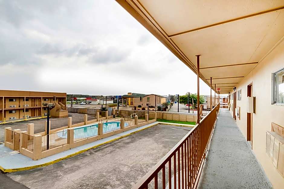 OYO Hotel San Antonio Lackland AFB/Seaworld Hwy 90 W