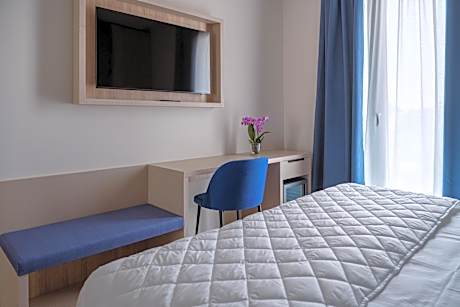 Large Single Room with Side Sea View