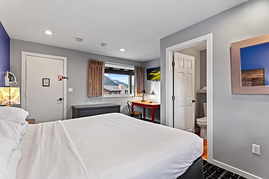 Coyote Mountain Lodge