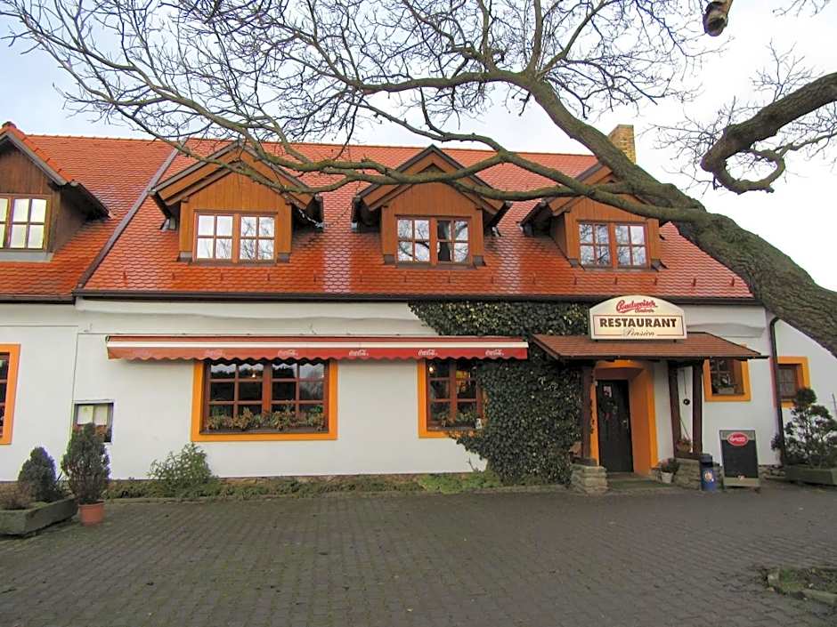 Pension & Restaurant U Koňské dráhy Holkov