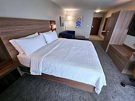 King Suite with Tub and Sofa Bed - Mobility Accessible