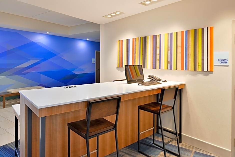 Holiday Inn Express & Suites Madison By IHG