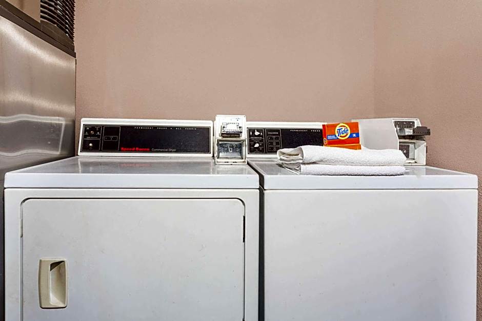 Super 8 by Wyndham Marianna I-10