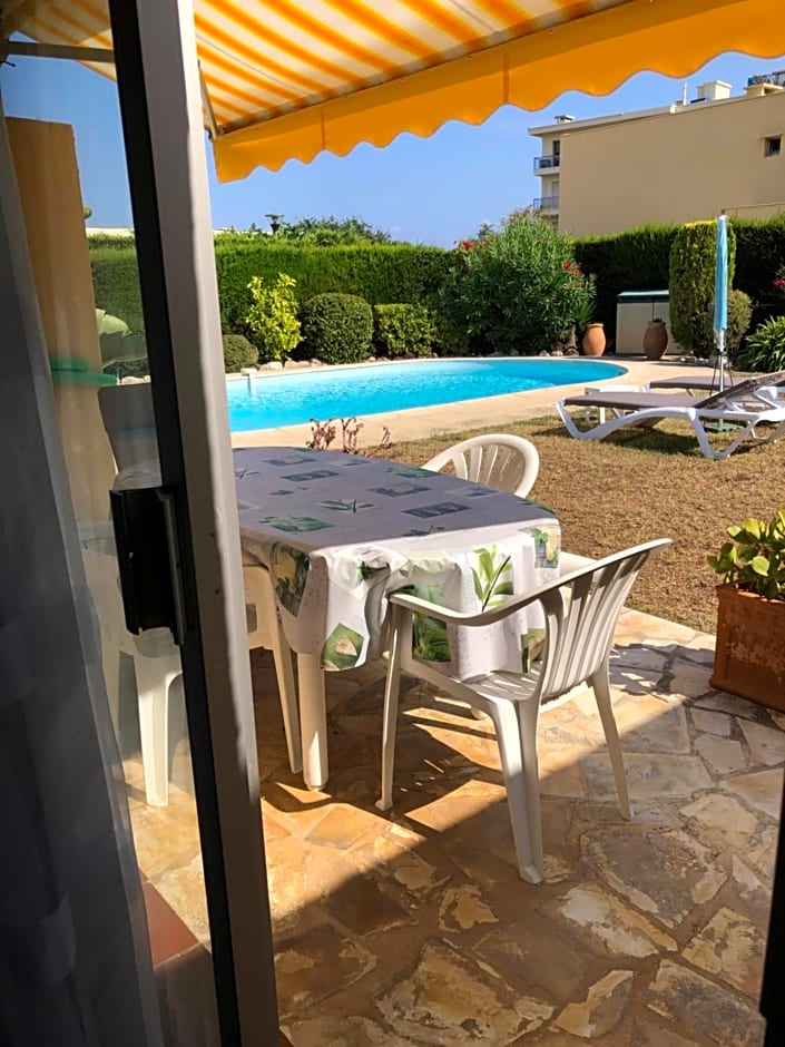 Villa C3 Arthur Rimbaub chambre d¿hôte piscine proche mer plage 600m