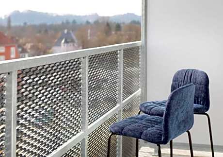 Apartment L - King bed and balcony