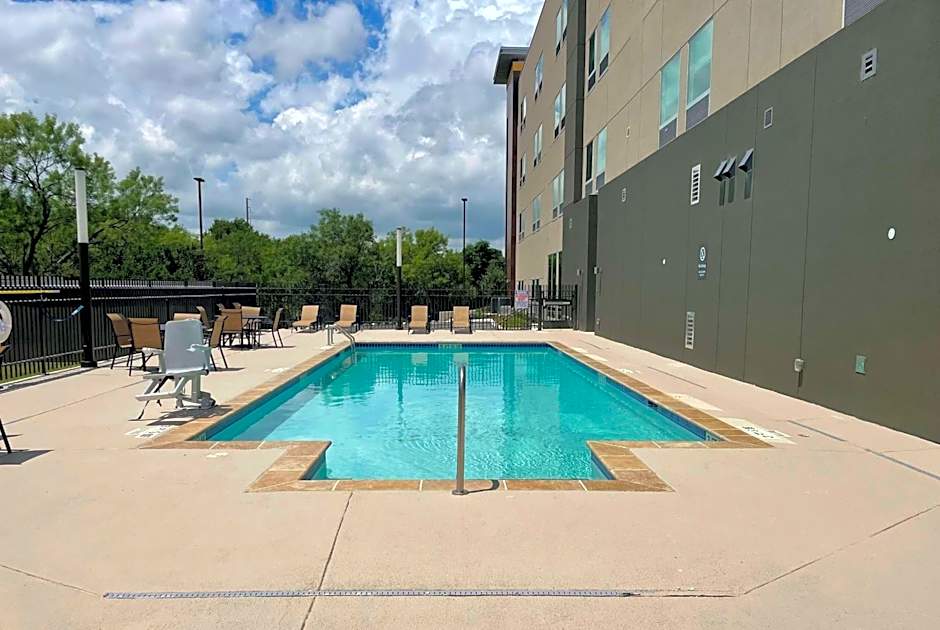 La Quinta Inn & Suites by Wyndham San Antonio Seaworld LAFB