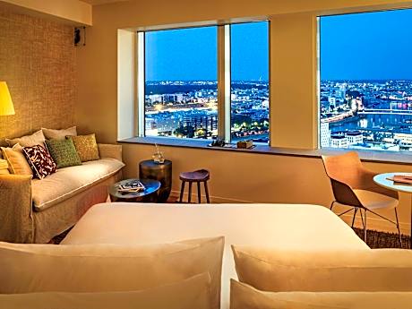 JUNIOR SUITE family, 1 king bed and 1 double so fa bed