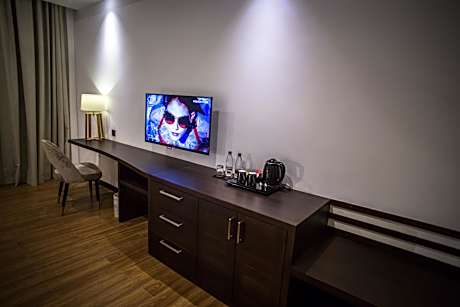 Super Deluxe King Room with Lateral Sea View and Balcony